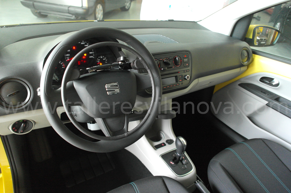 Interior-de-Seat-Mii-transformado-con-acelerador-y-freno-para-conduccion-adaptada