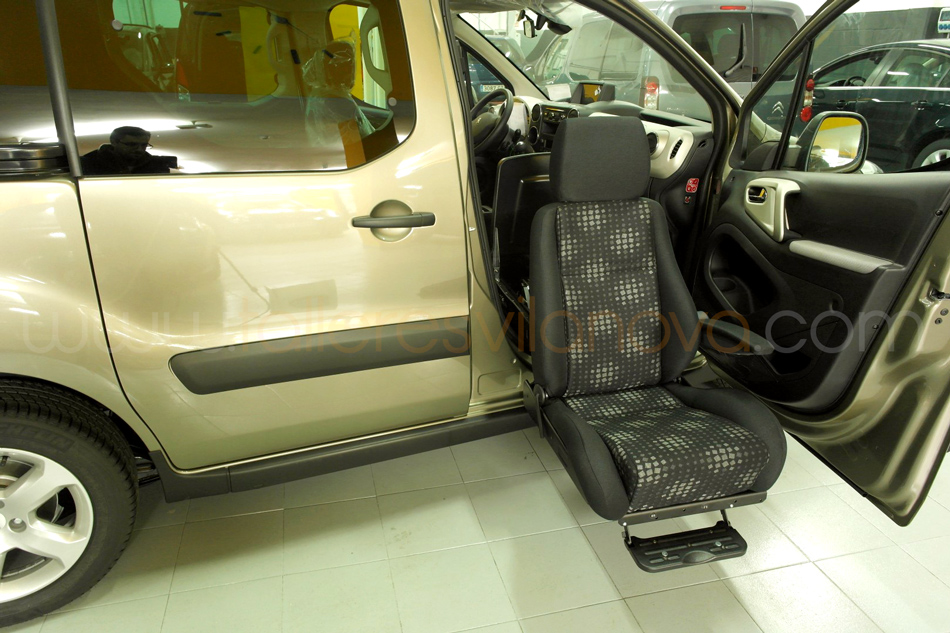 Asiento-automatizado-D-Tran-en-Peugeot-Partner-transformado-para-el-transporte-de-una-persona-en-silla-de-ruedas