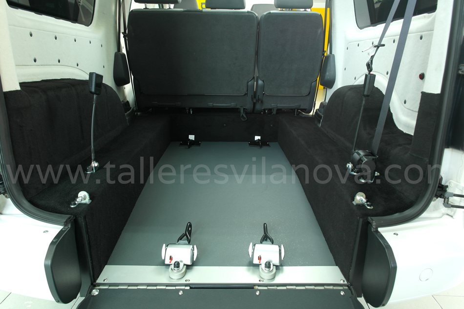 Detalle-de-cajeado-trasero-en-Volkswagen-Caddy-Maxi-adaptado-para-transporte-en-silla-de-ruedas
