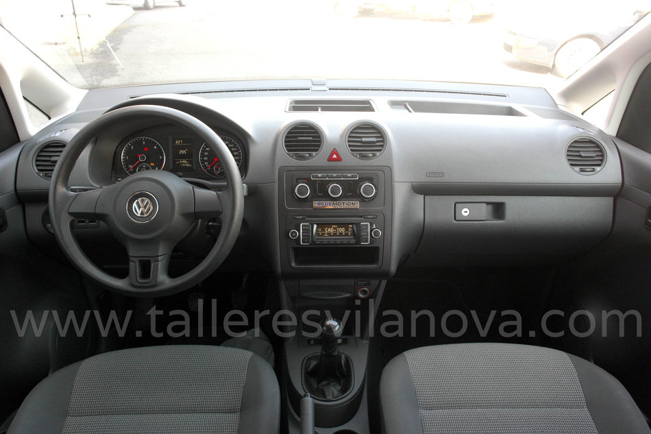 Interior-de-Volkswagen-Caddy-Maxi-transformado-con-cajeado-trasero