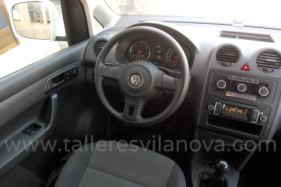 Interior-de-Volkswagen-Caddy-Maxi-transformado-con-rebaje-de-piso