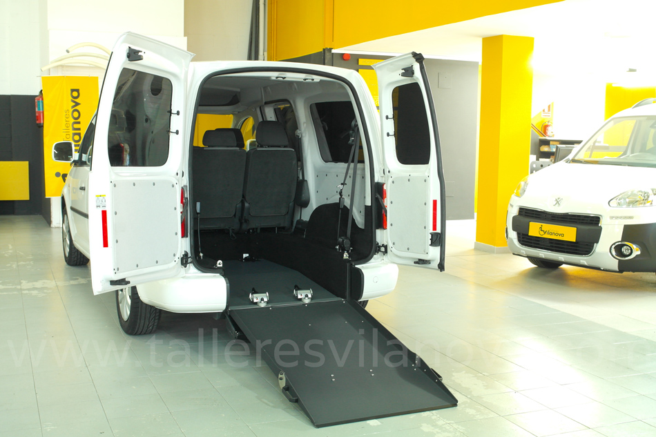 Rampa-desplegada-en-Volkswagen-Caddy-Maxi-adaptado-con-rebaje-de-piso