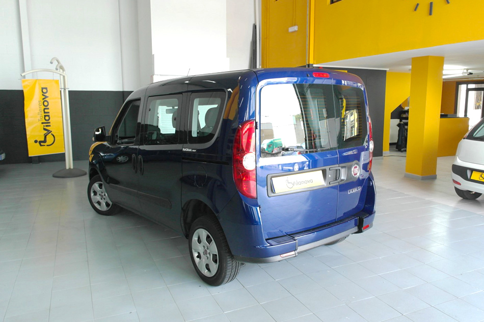 Fiat-Dobló-adaptado-con-cajeado-trasero-para-transporte-de-pasajero-en-silla-de-ruedas