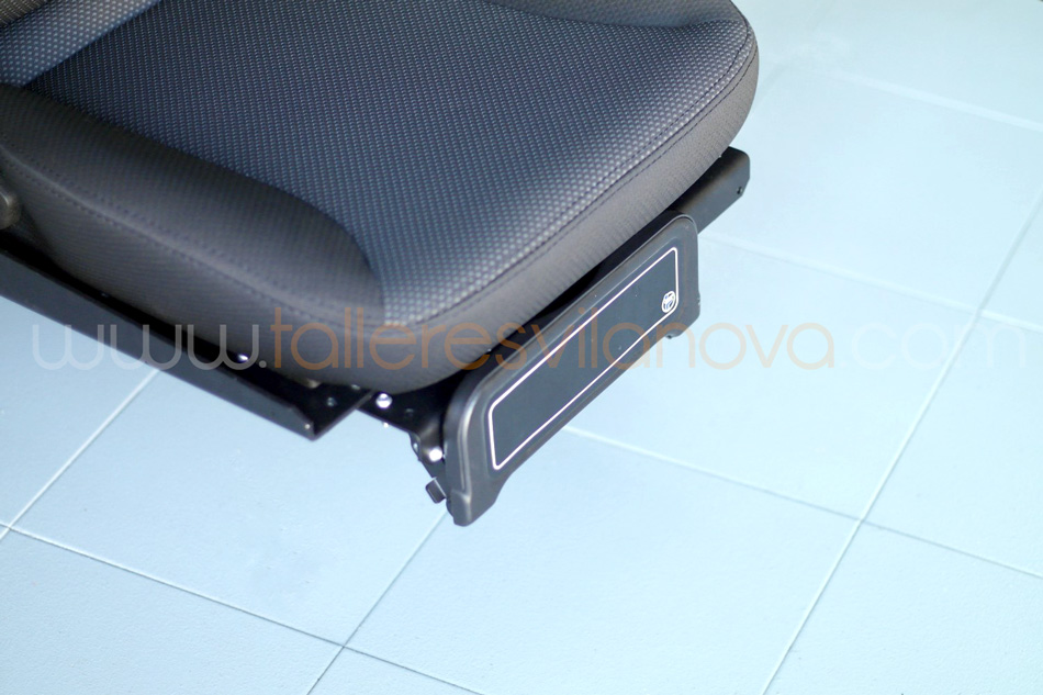 Detalle-de-asiento-automatizado-D-Tran-montado-en-Peugeot-Partner-con-rebaje-de-piso