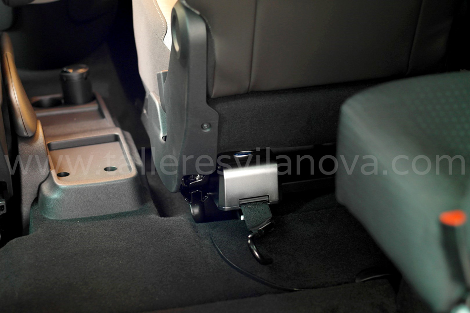 Anclajes-en-Peugeot-Partner-transformado-para-transportar-un-pasajero-en-silla-de-ruedas