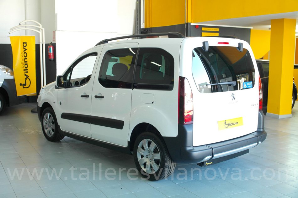 Peugeot-Partner-adaptado-con-ayuda-al-transporte-para-pasajero-en-silla-de-ruedas
