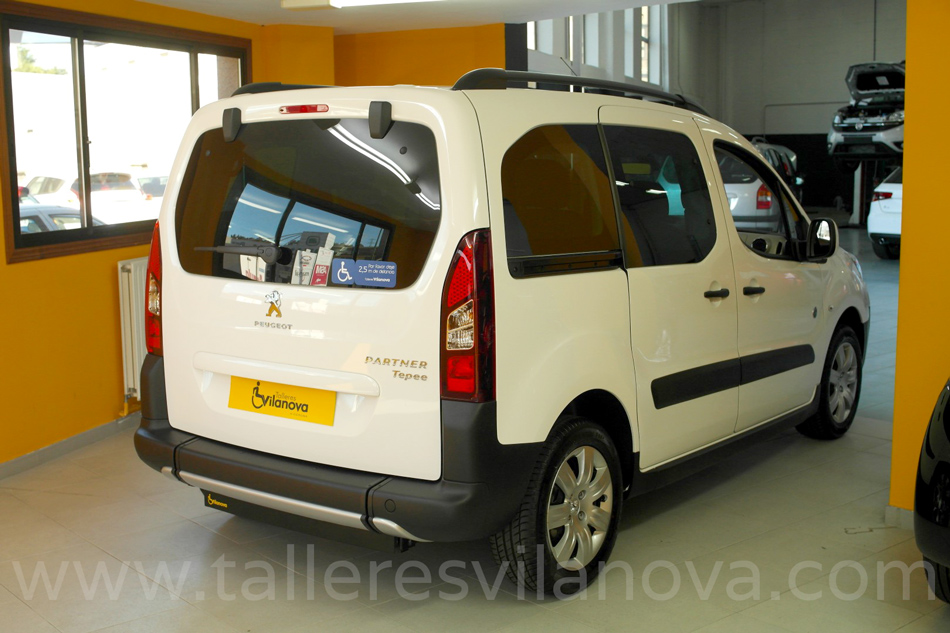 Vista-trasera-Peugeot-Partner-transformado-con-rebaje-de-piso